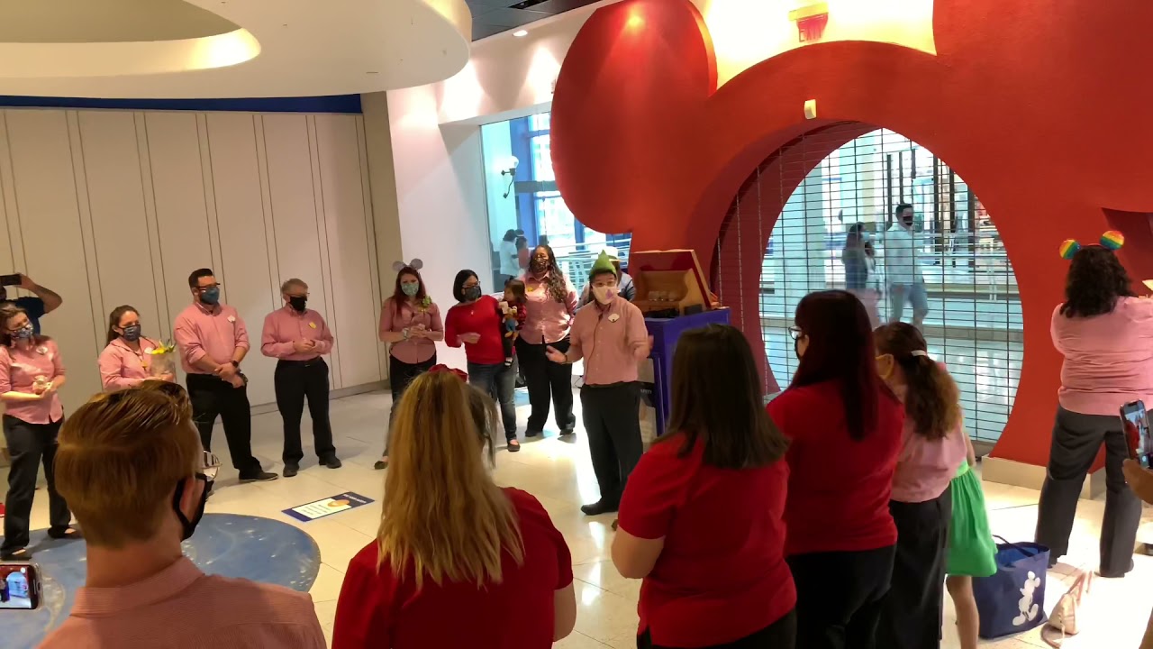 Disney store closing ceremony! San Antonio Texas Rivercenter mall!