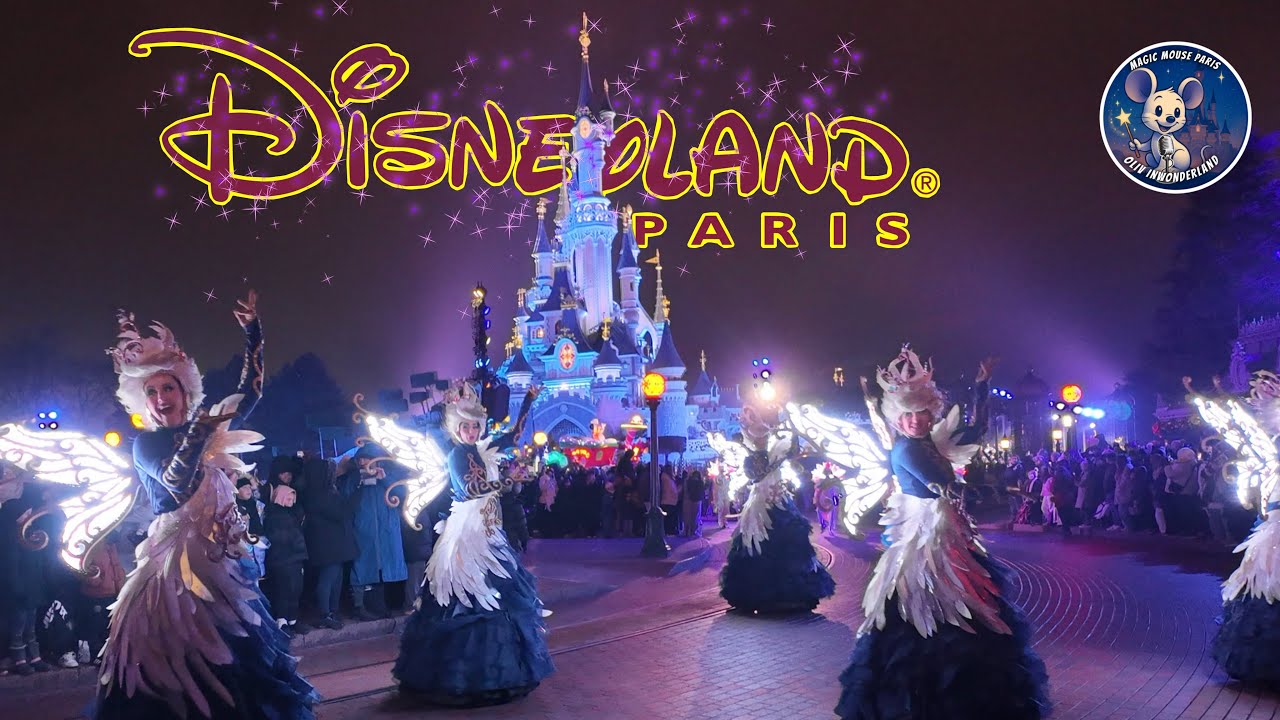 DISNEYLAND PARIS Parade De Noël Devant Le Château 2025