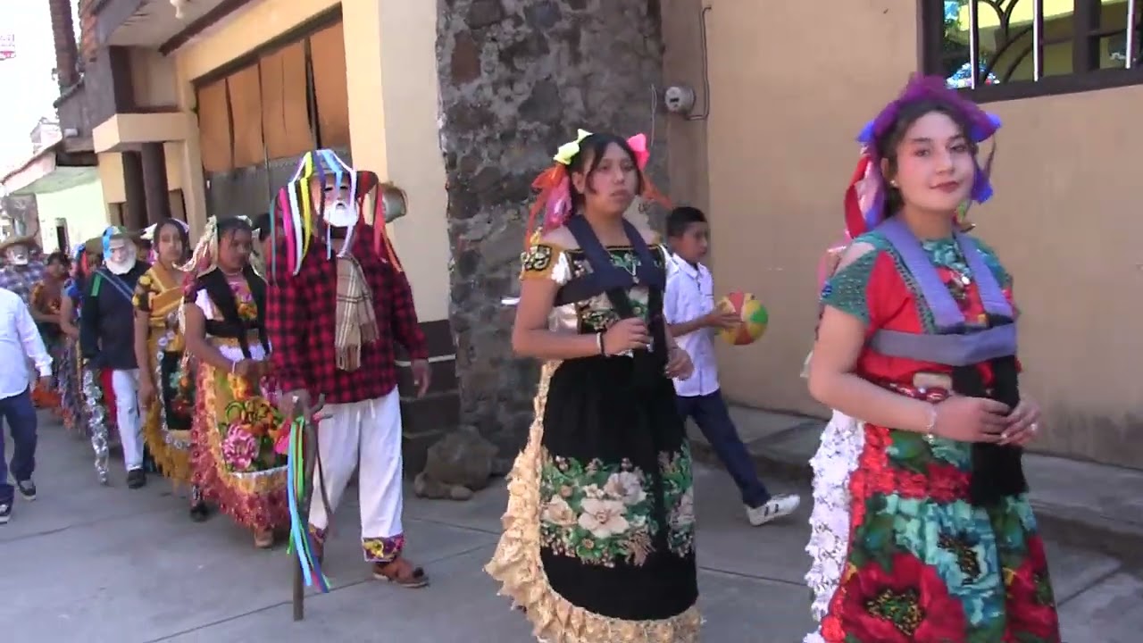 DANZA DE LOS VIEJITOS Y HUARECITAS EL FESTEJO DE DIA DE REYES EN SANTA CRUZ TANACO MICHOACAN, MEXICO