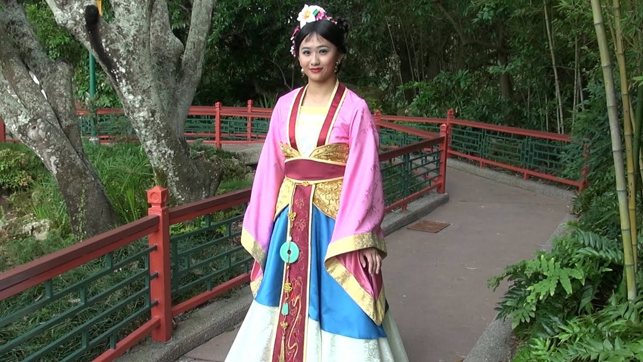 Мулан встречает нас в новом обновлённом костюме в китайском павильоне Epcot в Walt Disney World