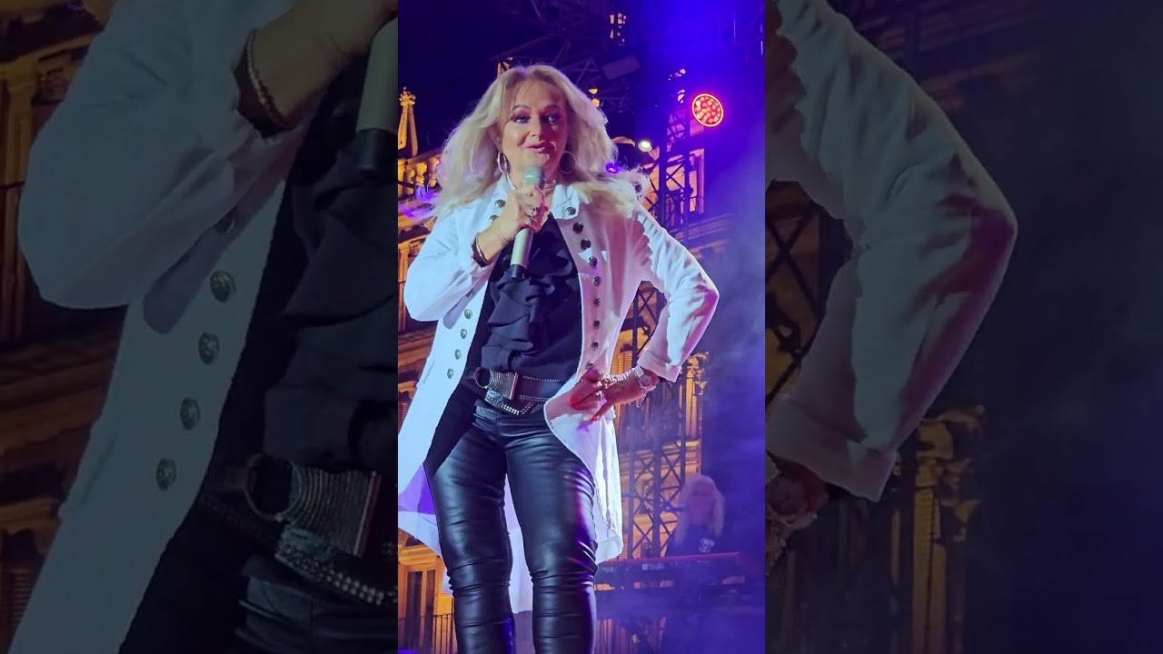 Bonnie Tyler lleva a los años 70 a la Plaza Mayor de Salamanca 😍