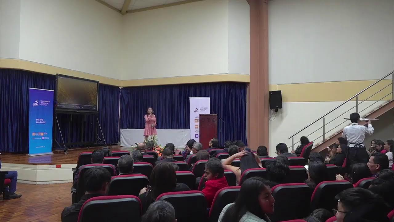 Ceremonia de reconocimiento a servidores universitarios que cumplen 10 y 20 años de trabajo.