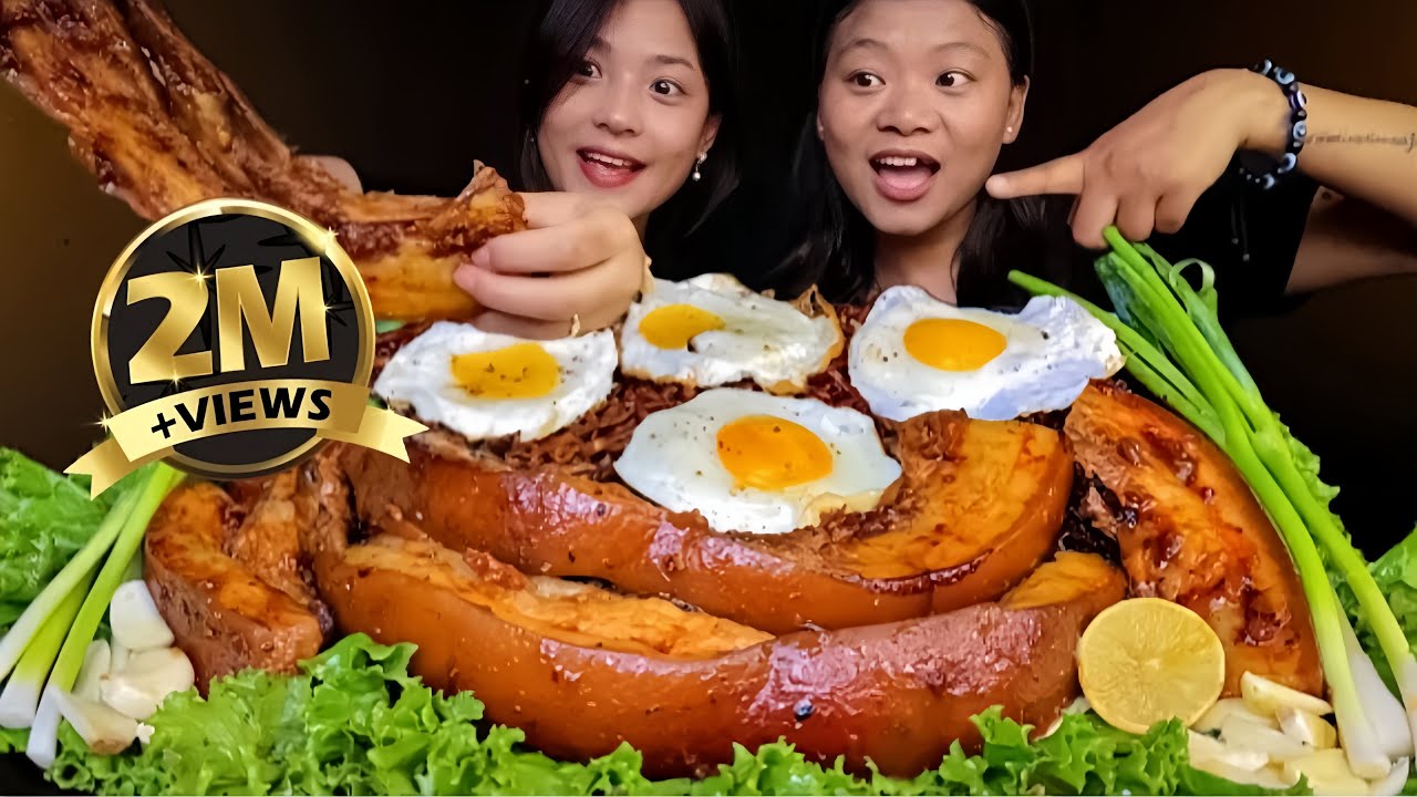 ТУШЕНАЯ СВИНАЯ ГРУДИНКА С ​⁠@gurungeatingchannel 🔥ЛАПШЕЙ ИЗ ЧЕРНЫХ ФАСОЛЕЙ И ЯЙЦОМ SUNNY EGG #mikasa