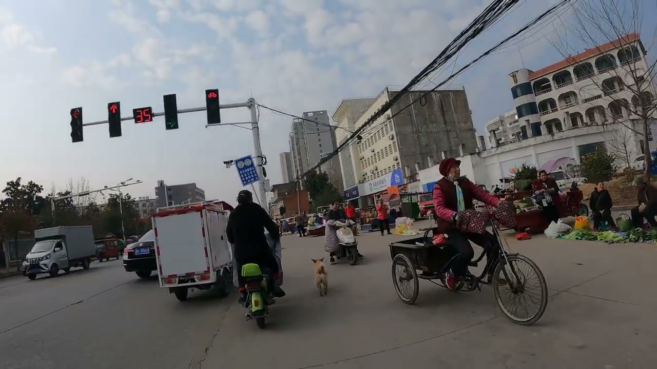 河南省小縣城街頭騎行，縣城百姓的生活狀態和生活方式
