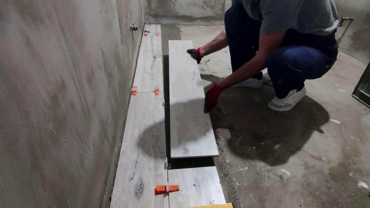 Cum se❌ MONTEAZĂ GRESIE ❌stil parchet în baie mica cu dus walk-in