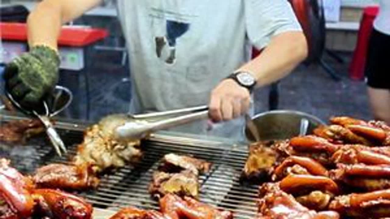 开店亏了70万后，大哥摆摊卖烤猪蹄10年，一晚上卖1万，2年还债3年买房 #小吃 #地方特色美食 #烤猪蹄