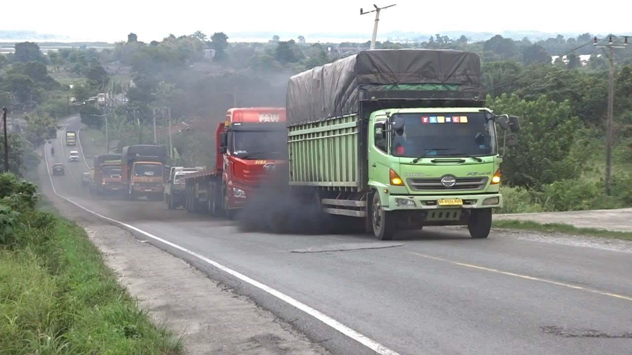 HINO DUMP TRUCK ENGINE POWER ON HIGH CLIMB HILL - Heavy Duty Trucks On The Climbing Route