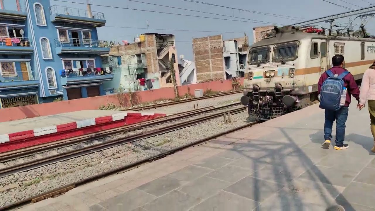 15566 new delhi lalitgram vaishali expressfast train crossing junction