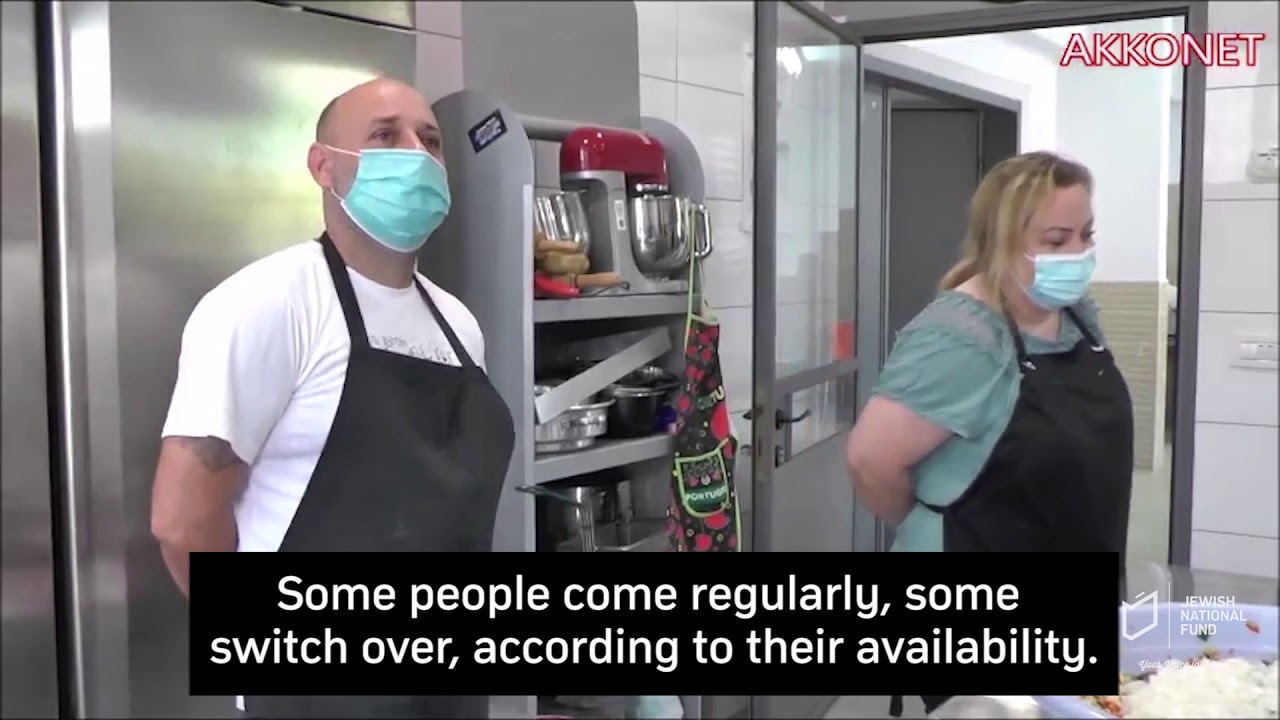 Famous Israeli Chef Feeds Homeless in Akko