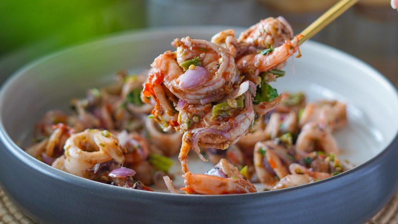ကင်းမွန်နဲ့ပုဇွန်ကို ရခိုင်အသုပ်ပူပူစပ်စပ်လေး သုပ်စားကြမယ်…👩🏻‍🍳🦑🦐🥗