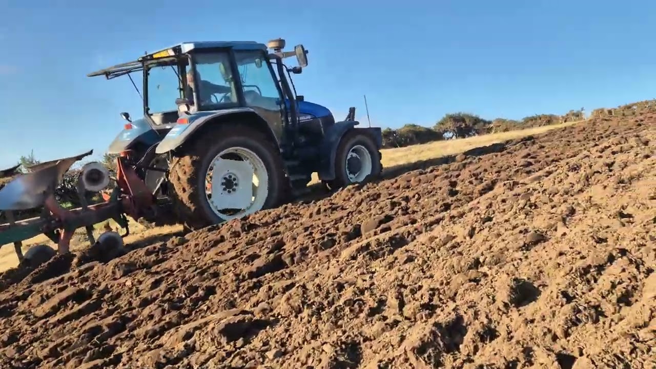 New Holland TS110 4 furrow ploughing up the hill #newholland #tractor #kverneland #plough