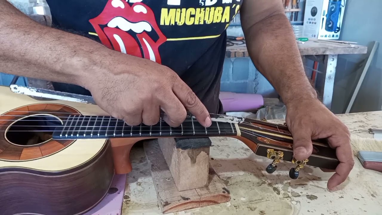 cavaquinho trastejando primeiro trasto. barulho estrando nas cordas do violão, cavaco, ukulele etc..