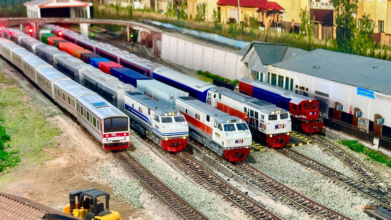 Rombongan Kereta api Gerbong Panjang CC206,CC203 & KRL Ngebut salip menyalip hingga anjlok terguling