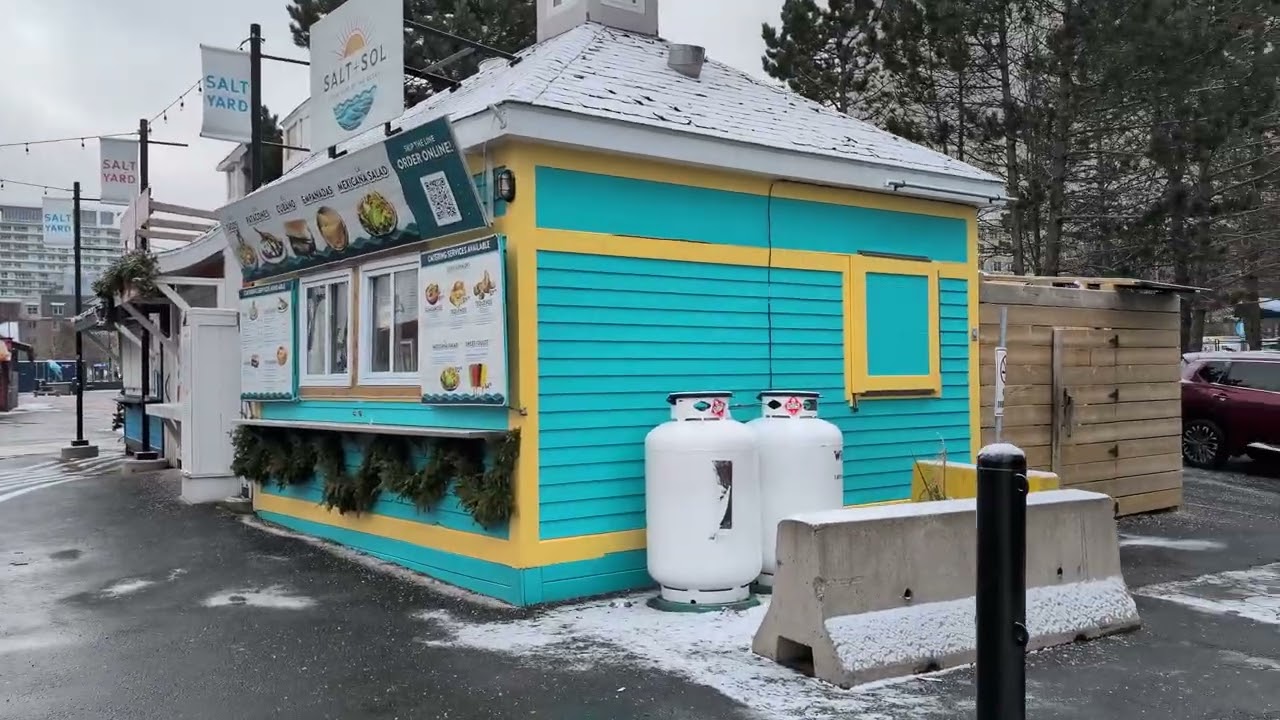 Прогулка по набережной в холодный зимний день.
