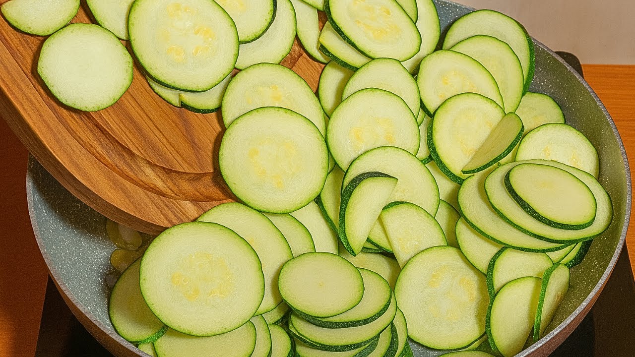 Лёгкое блюдо из цукини с луком и грибами | Даже новички справятся!