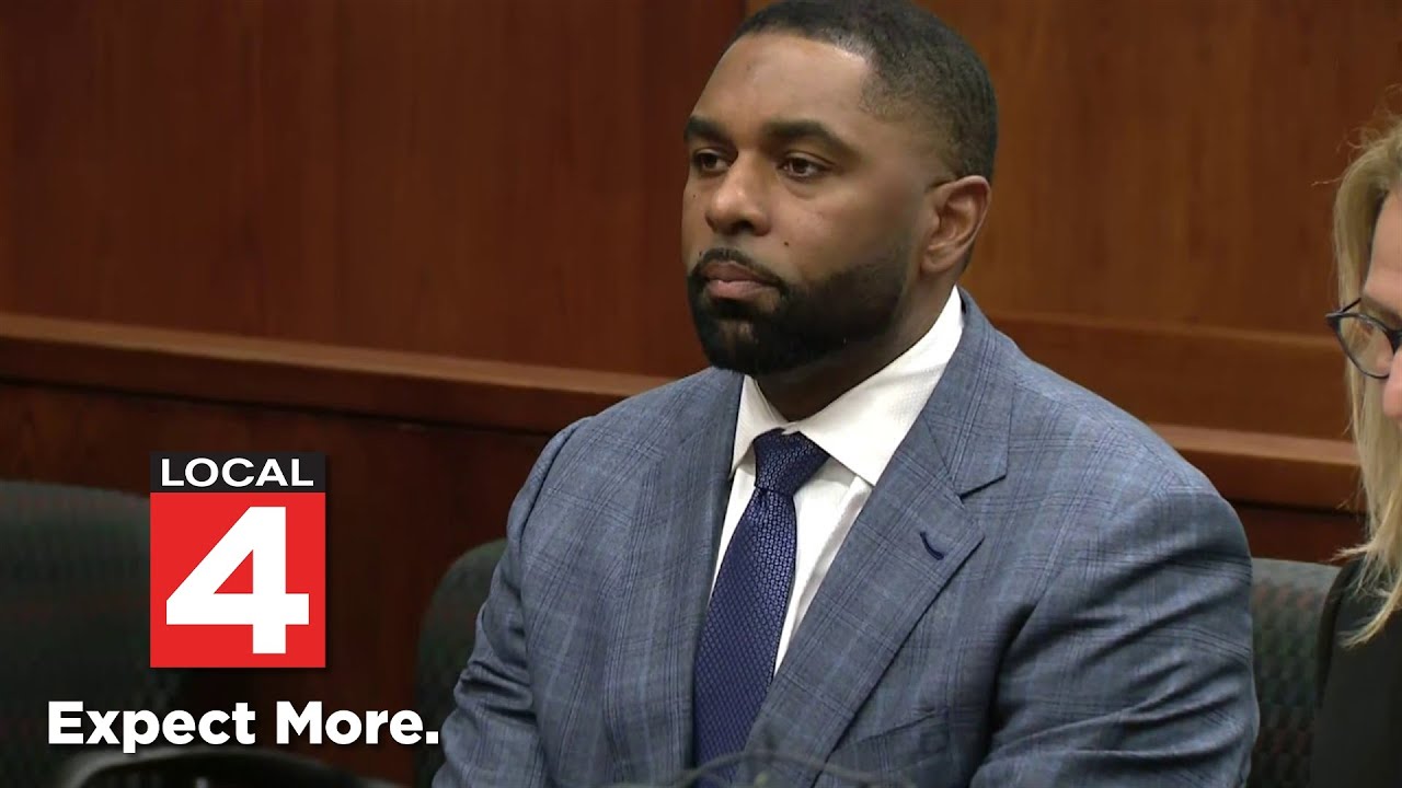 Полное слушание дела: Бывший тренер по американскому футболу Мичиганского университета Шеррон Мур...