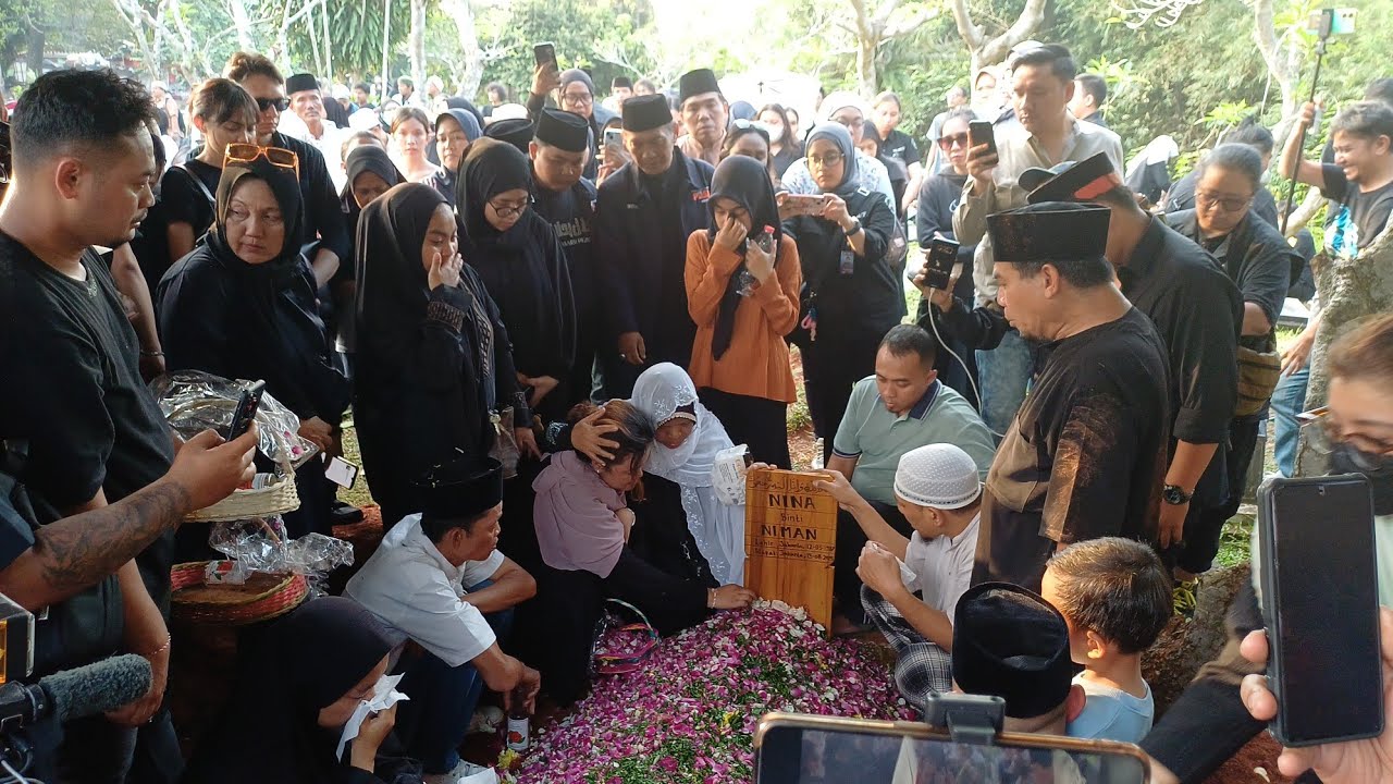 Suasana Haru Pemakaman Mpok Alpa 