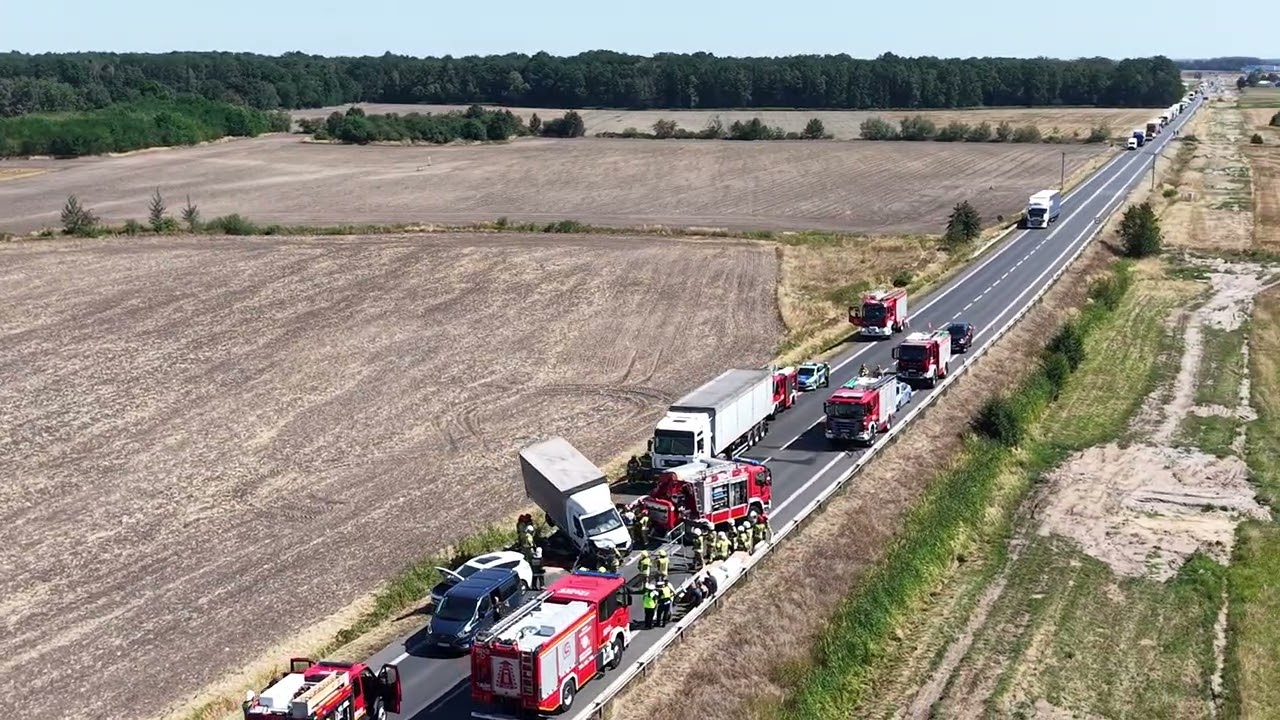 Zderzenie pięciu pojazd&oacute;w na obwodnicy Opola. BMW zostało doszczętnie rozbite