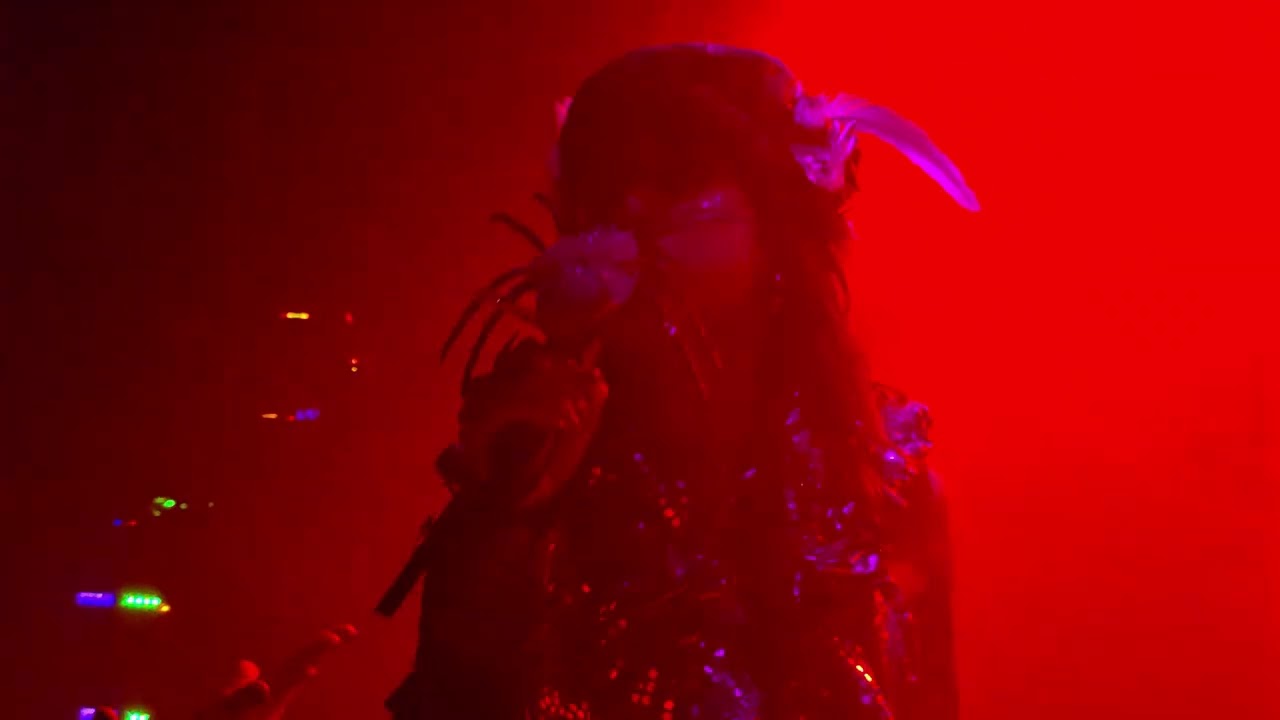 2025-11-17: Isabella Lovestory - Vanity Intro/Gorgeous (Live at Hydrozagadka, Warsaw, PL)