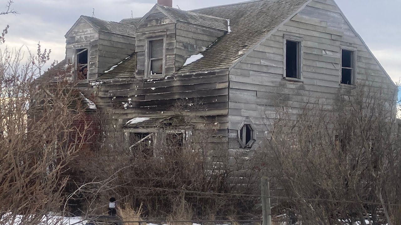 Cool old farmhouses and vehicles at an abandoned village 