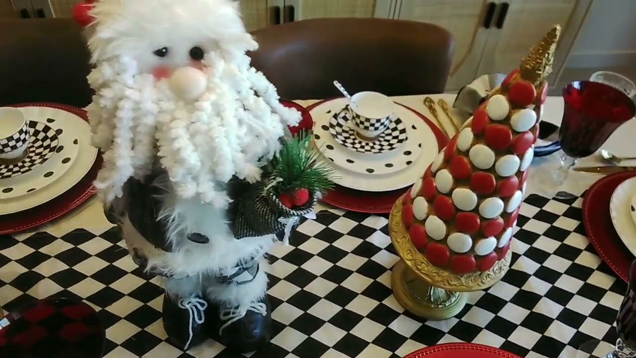 Моя причудливая рождественская сервировка стола в черно-бело-красных тонах 🎄