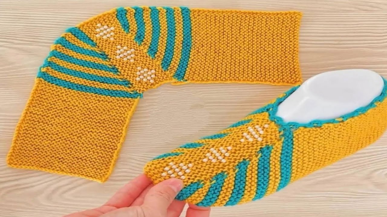 Easy knitting thumb shoes socks for ladies || knitting booties new design || woolen socks slippers