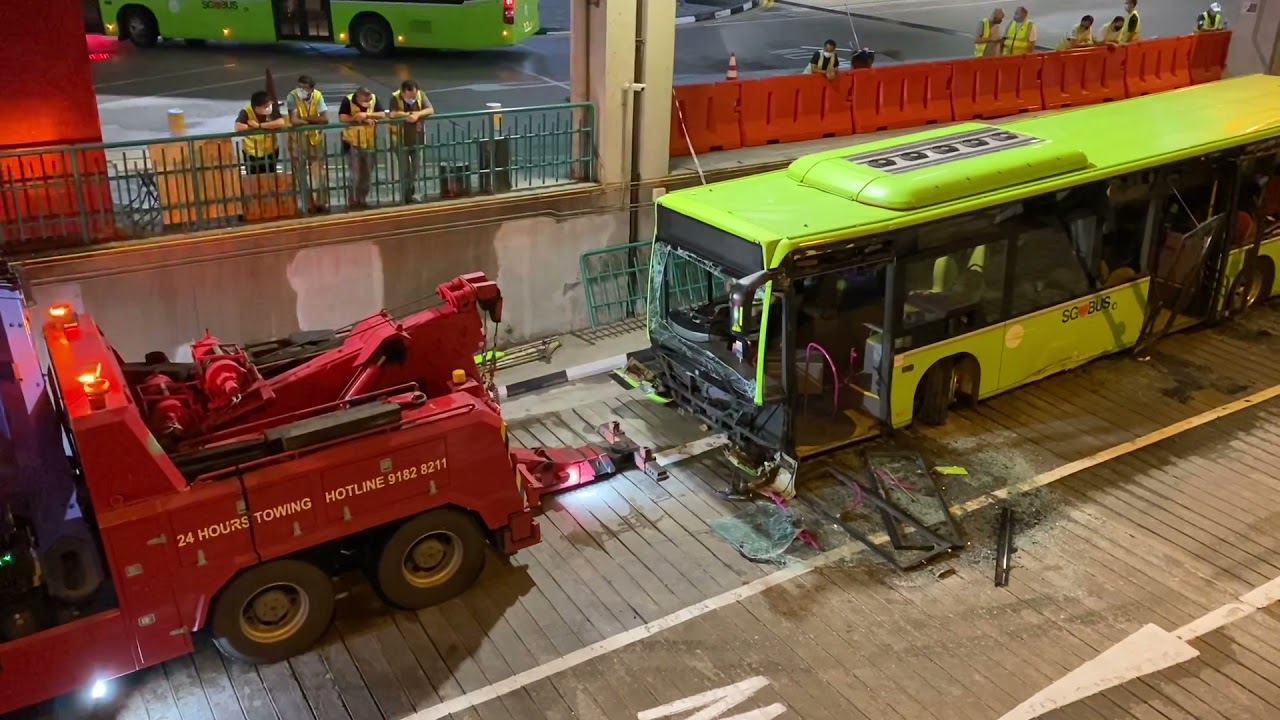 [Bus Accident] Recovery Operation of Flipped Tower Transit Bus at Bukit Batok (SBS6403H)