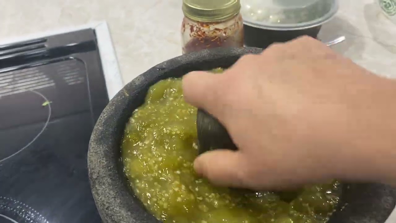 Salsa de tomatillo en molcajetero