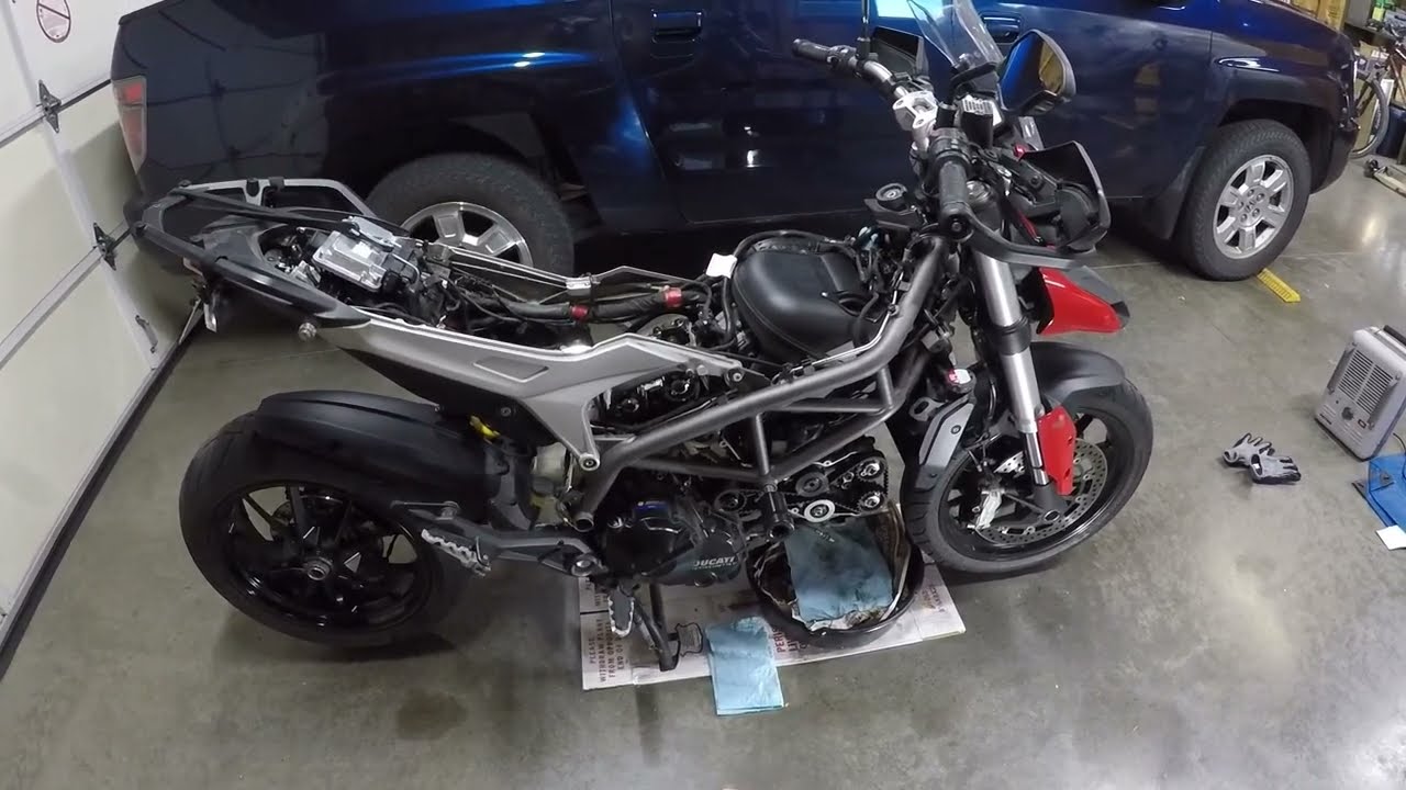 Ducati Hyperstrada / Hypermotard 821 - Desmo Valve Clearance Check