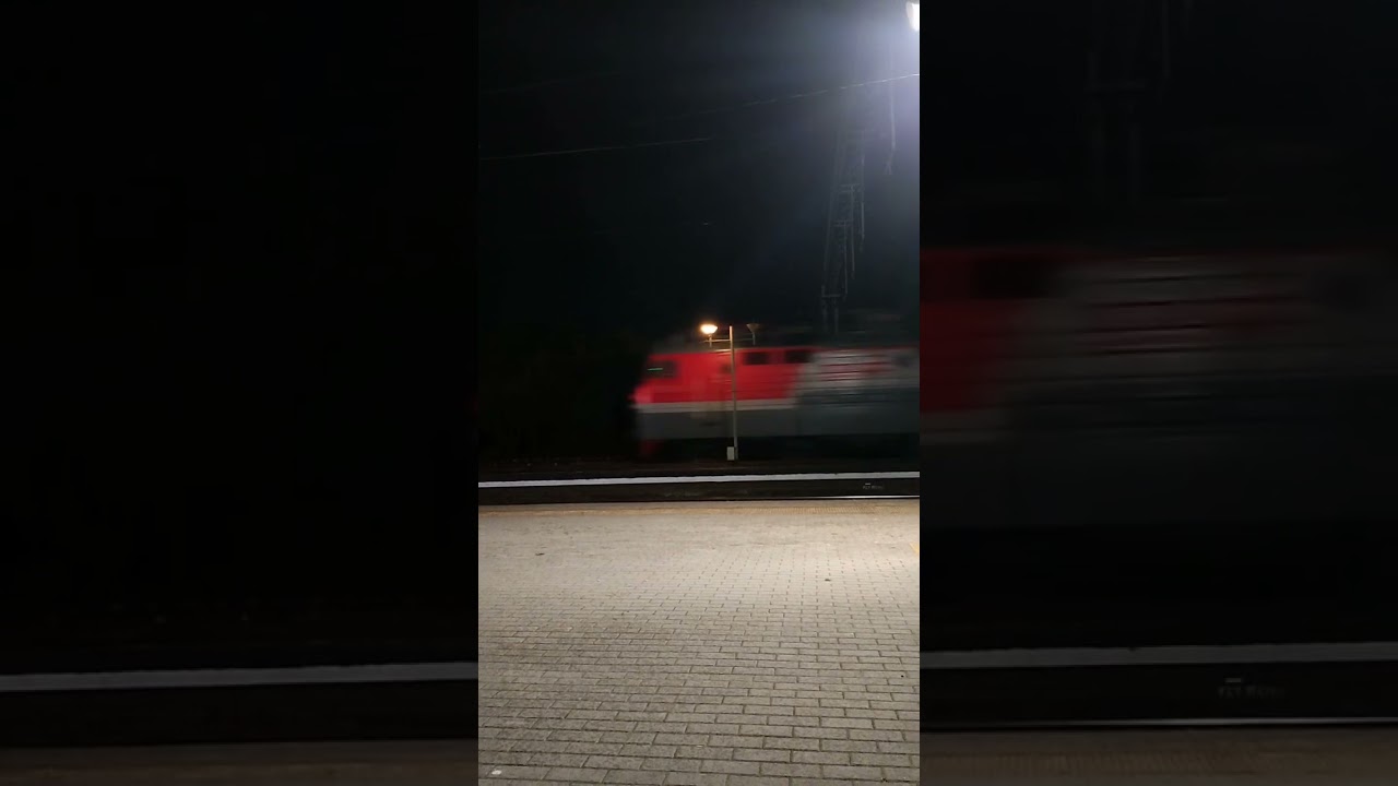 ВЛ80С-1120/1180Б с грузовым поездом следует по станции Шахтная #вл80с #скжд #вл80 #грузовойпоезд