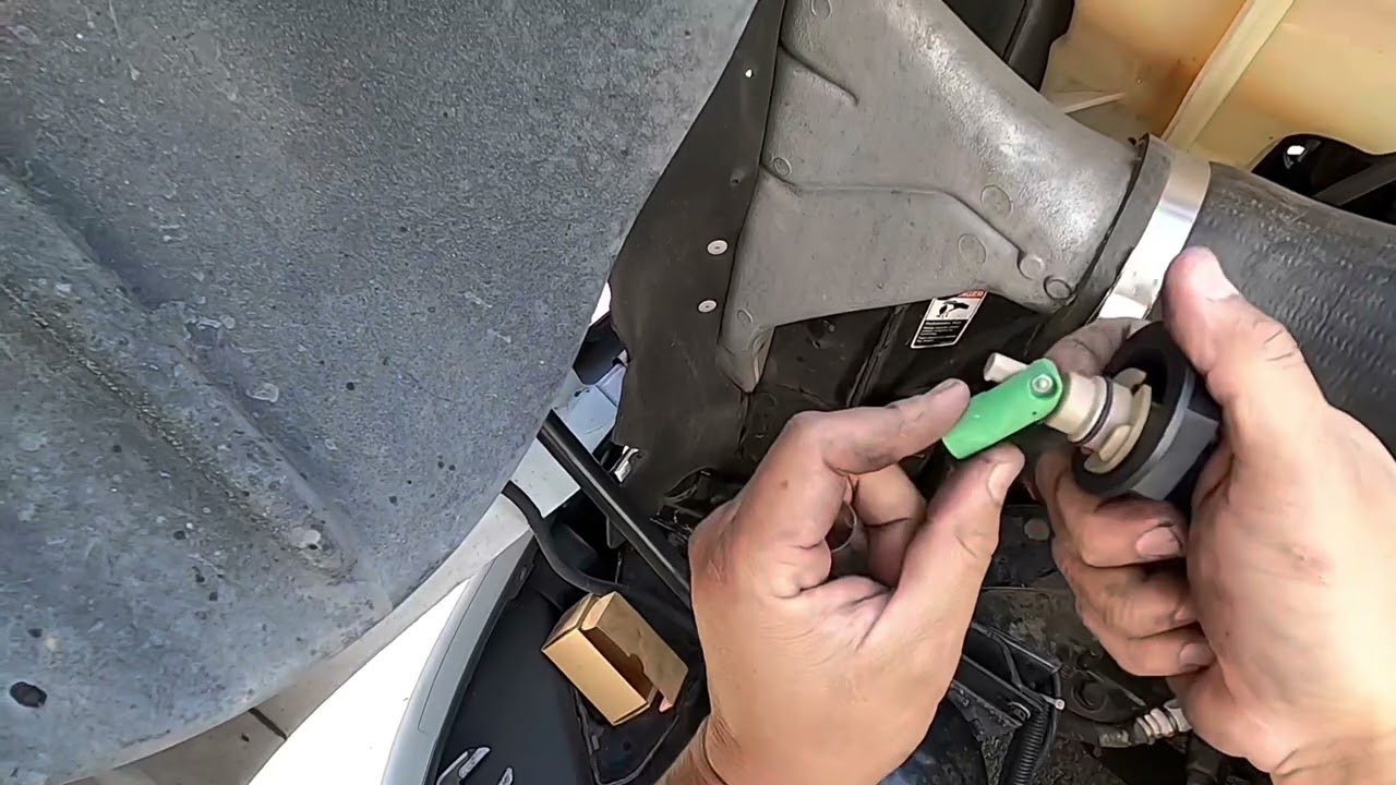 Cascadia fault code SPN 111 FMI 1/18. Coolant level low. DIY coolant sensor replacement & new plug.