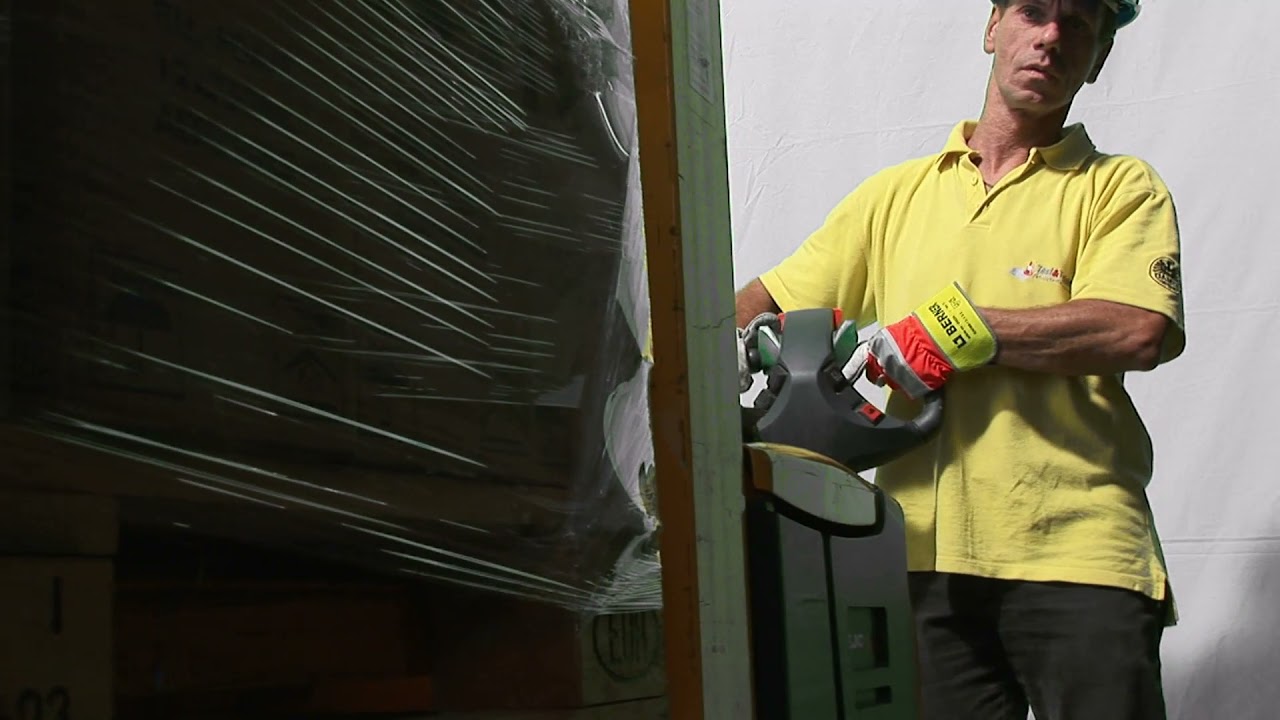 Ladungssicherung im Anhänger beim Transport von Paletten