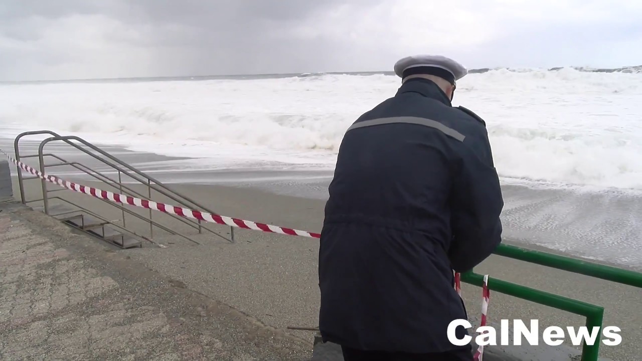 Belvedere Marittimo :: 21/03/2018 :: Maltempo: onde arrivano su lungomare e strada.