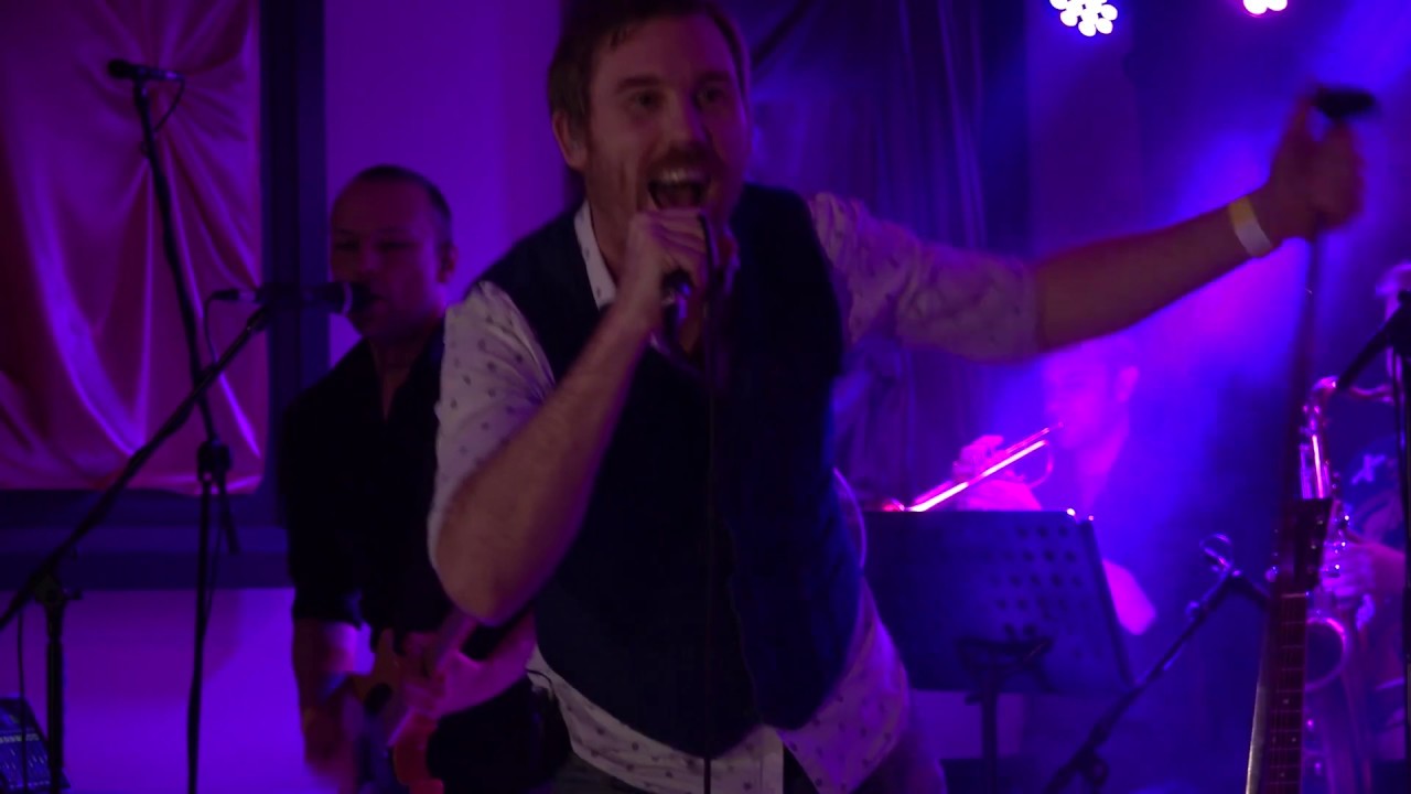 Compleet optreden Los Nederpopcovers (2 uur) tijdens Kerstpop in De Meester in Zoeterwoude.