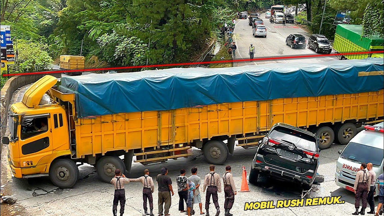 INSIDEN MENGERIKAN AWAL PUASA !!! Mobil Toyota Rush Remuk Tabrakan, Truk Batubara Kesulitan Berbelok