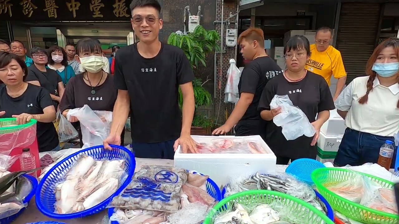 蚵仔家庭號 一包300賣200 賠錢馬上賣光光 #中彰海王子 #烏日火車站 #海鮮叫賣 #海鮮拍賣