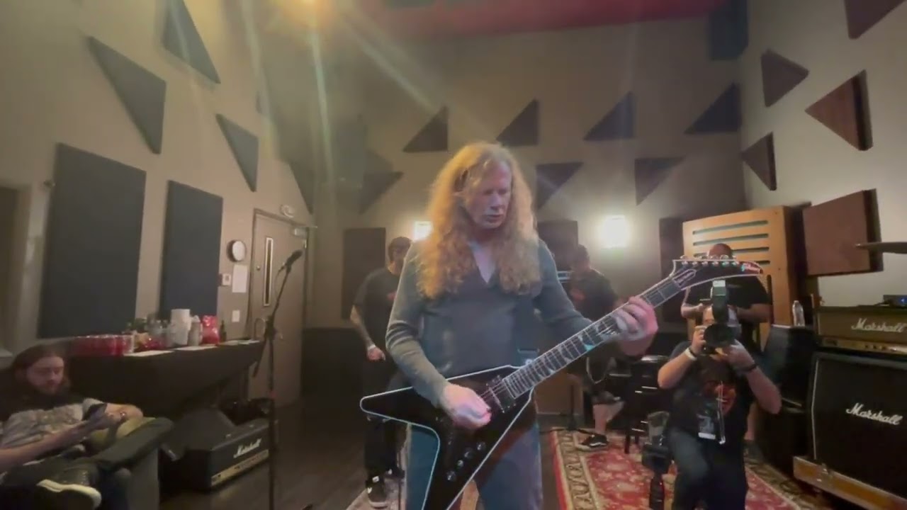 Dave Mustaine explains how he plays 