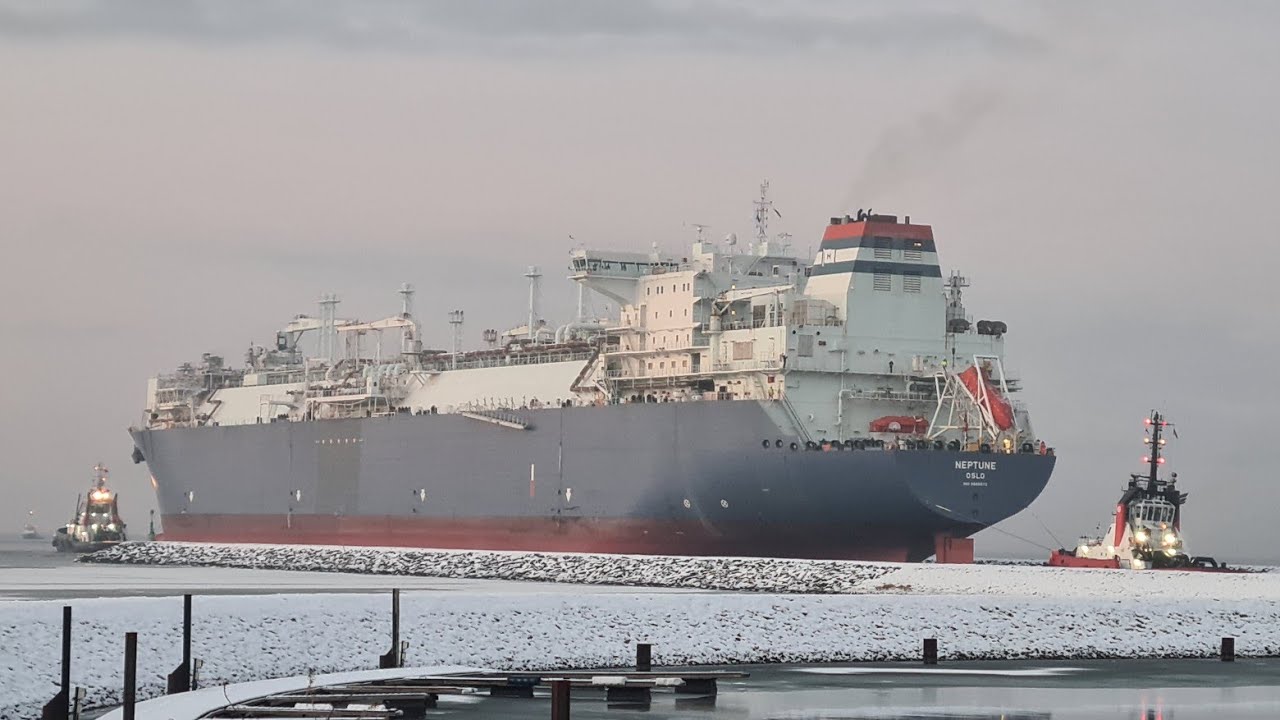 "Neptune": Schwimmendes LNG-Terminal in Lubmin eingetroffen