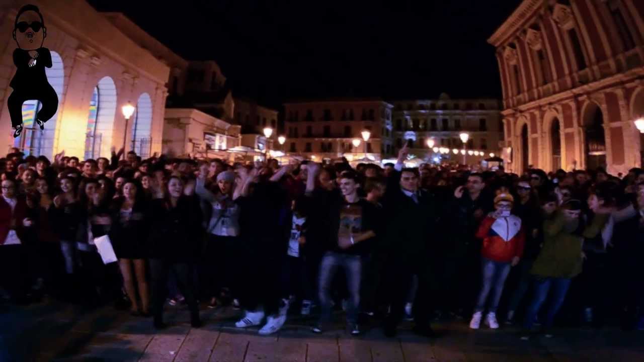 Flash mob - Bari - Piazza ferrarese 24- 11- 2012 - PSY Gangnam Style [Official video]