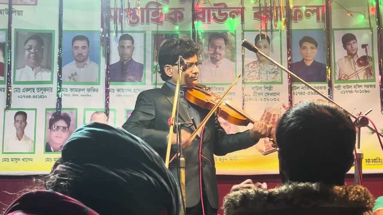 বাউল কবি আব্দুস সালাম সরকার। শাহ সুলতান কমর উদ্দিন রুমি রহমতুল্লাহ এর মাজারে।