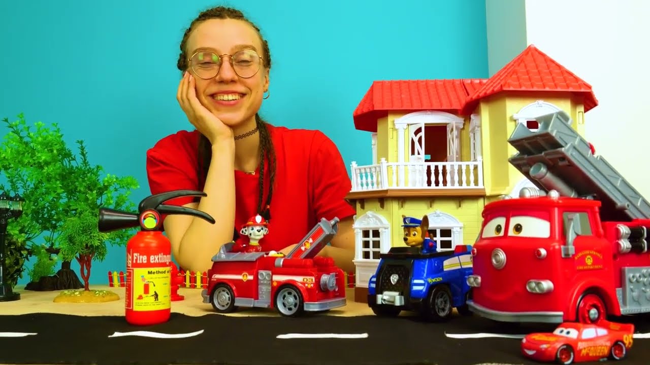 Lelupennut ja kilpa-auto auttavat paloautoa