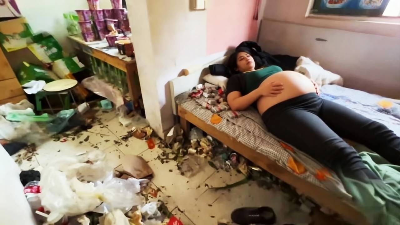 😥A Pregnant Woman Can’T Live In A Garbage Dump!