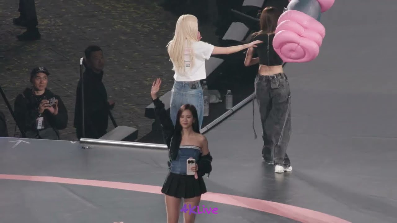BLACKPINK 블랙핑크 ROSÉ LISA play with giant hammer  Ending DEADLINE Concert in Hong Kong 260125