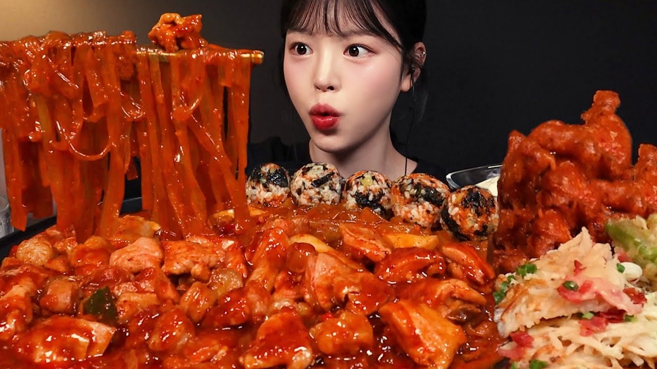 SUB)매콤칼칼 닭볶음탕에 당면 듬뿍 추가해서 먹방!(ft.대창) 닭발튀김 날치알주먹밥까지 곱도리탕 꿀조합 리얼사운드 Spicy Braised Chicken Mukbang Asmr