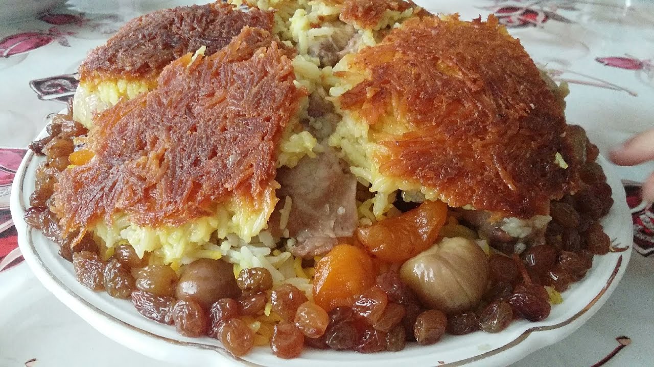 Milli metbeximizin en dadli yemeklerinden olan Döşeme Plovun hazirlanmasi.