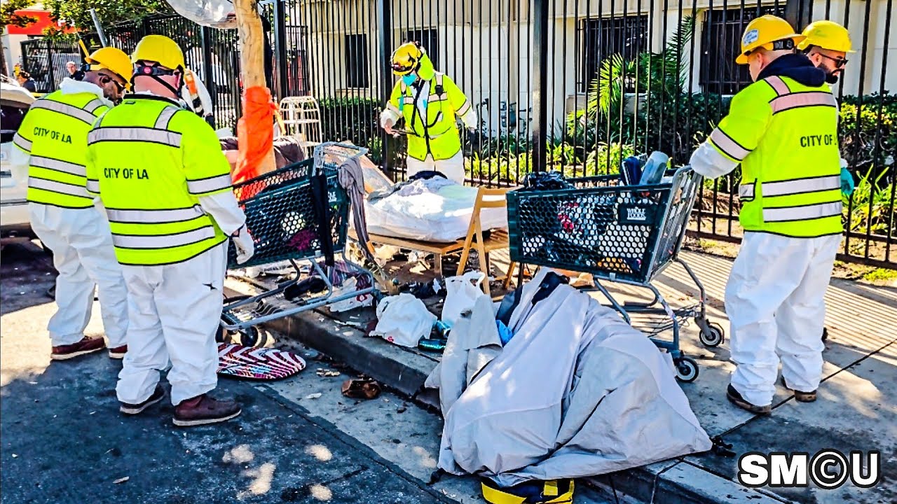 𝗖𝗜𝗧𝗬 𝗖𝗥𝗘𝗪𝗦 𝗠𝗢𝗩𝗘 𝗜𝗡: Cleanup Teams Clear Bulky Items During Venice Homeless Sweep