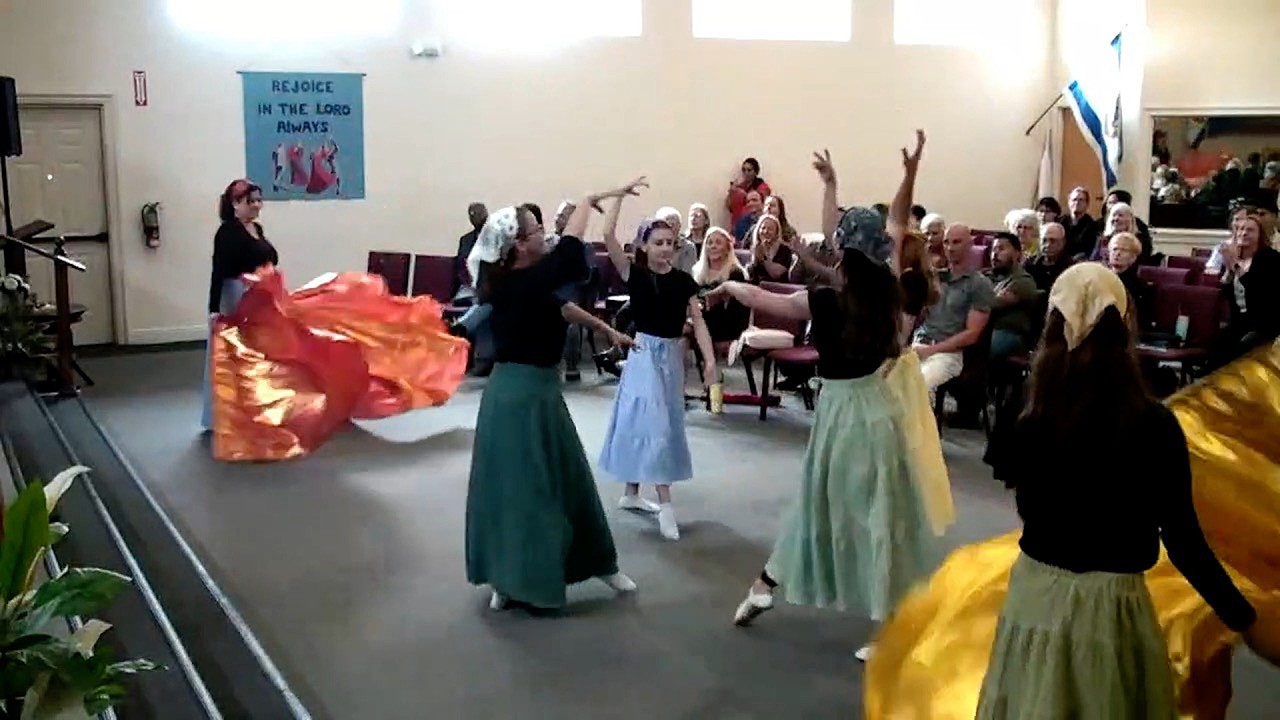 Am Israel Chi & Tamid Ohev Oti Dance