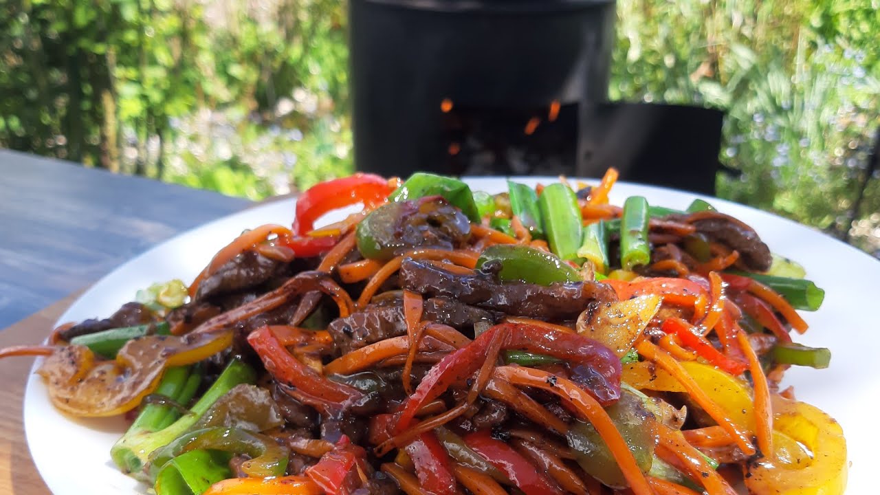 Rindfleisch nach Szechuan - Art ist ein scharfes chinesisches Gericht. Zubereitet in einen Kazan/Wok