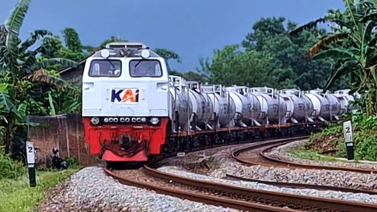 KERETA API PANJANG‼️ HUNTING 30 KERETA API NGEBUT DI PERLINTASAN MENIKUNG