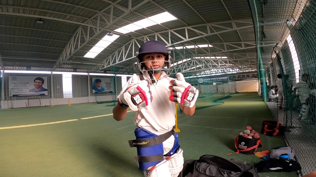 Extra protection gloves for him || ज्यादा सुरक्षा देने वाले ग्लोज